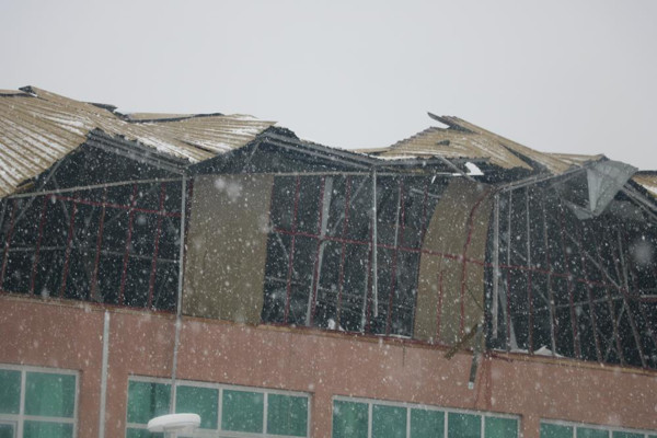 Kahramanmaraş'ta kar kütlesine dayanamayan fuar alanının çatısı çöktü - Resim: 0