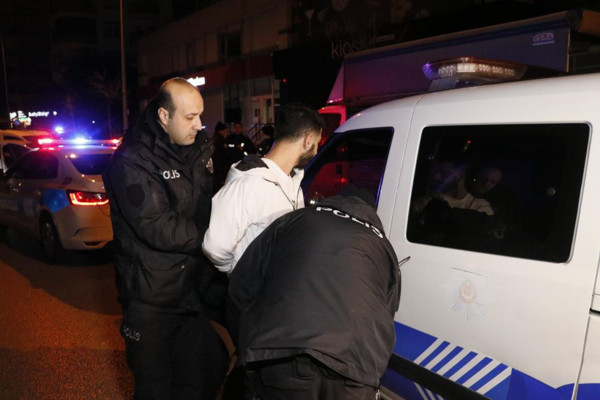 Adana'da kuralları hiçe saydı trafiği birbirine kattı! Alkollü sürücü yakayı ele verdi - Resim: 0