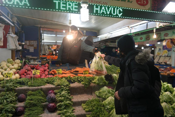 Kar yağışı fiyatları 2 katına çıkardı! 2 TL iken 5 TL oldu: Çok aşırı pahalılık var, maalesef alamıyoruz - Resim: 1