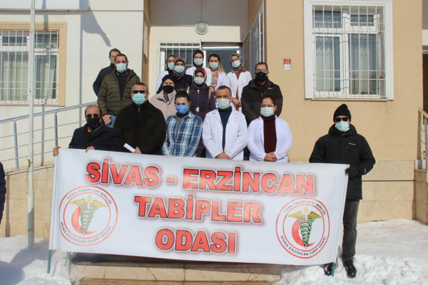 Sağlıkçıya şiddet bitmiyor! Sivas'ta bebek aşısı yaptırmak için geldi doktora saldırdı - Resim: 1