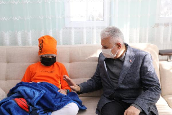 Binali Yıldırım'dan Erzincan'da köpek saldırısında yaralanan Emir'e ziyaret - Resim: 0