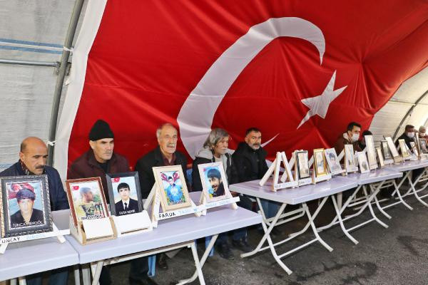 'Oğlum gelene kadar bu kapıdan kalkmayacağım' deyip seslendi: Ben sadece... - Resim: 0