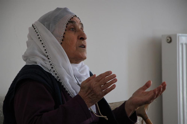 Elazığlı depremzede gözyaşlarına boğularak Erdoğan'a dua etti: Bu gece yatmamışım... - Resim: 0