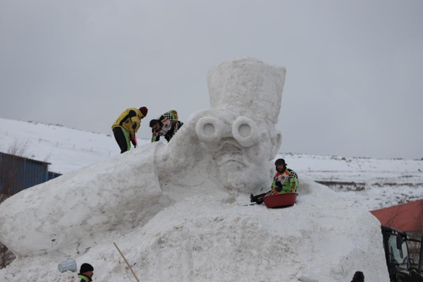 Ardahan 70 kamyon kar taşındı! Atatürk heykelinin son halini görenler şaştı kaldı - Resim: 1