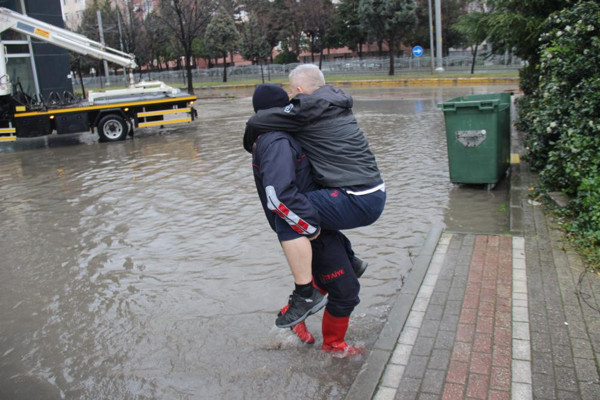 Kocaeli'de kuvvetli yağmur yolları göle çevirdi! Mahsur kalan sürücüyü itfaiye eti kucağında taşıdı - Resim: 0