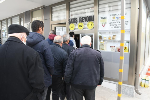 5 litrelik ayçiçek yağının fiyatını duyan akın etti! Metrelerce kuyruk oluştu: Tüm şubeler indirim yaptı - Resim: 0