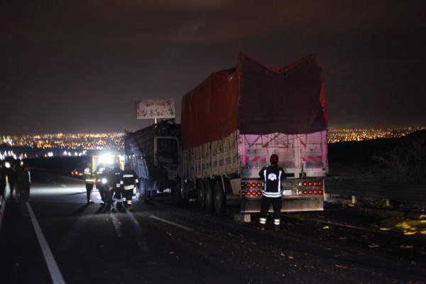 Konya'da lastiği patladı sandı! Feci kazayı sonra fark etti: Ölü ve yaralı var - Resim: 1