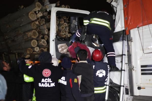 Konya'da lastiği patladı sandı! Feci kazayı sonra fark etti: Ölü ve yaralı var - Resim: 0
