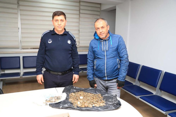 Denizli'de temizlik yaparken 9 kilo para buldu! Uzun uğraş sonucu sahibine ulaştırdılar - Resim: 0