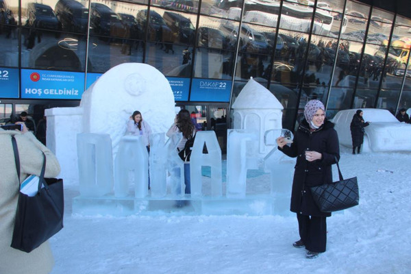 25 kişilik ekip 5 günde 25 kamyon kardan TOGG yaptı! Erzurum'da görenleri şaşırtan heykel - Resim: 2