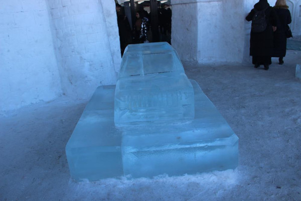 25 kişilik ekip 5 günde 25 kamyon kardan TOGG yaptı! Erzurum'da görenleri şaşırtan heykel - Resim: 0