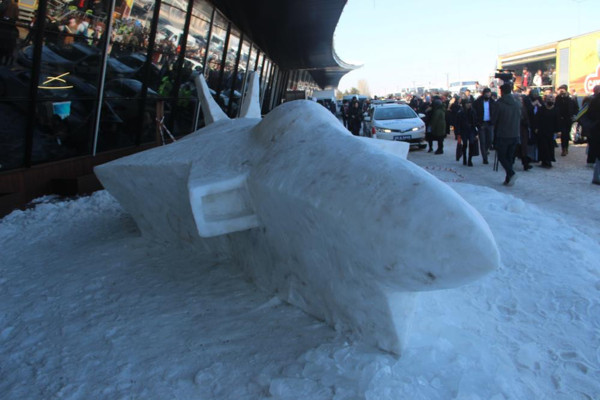 25 kişilik ekip 5 günde 25 kamyon kardan TOGG yaptı! Erzurum'da görenleri şaşırtan heykel - Resim: 1
