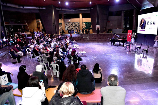 Annesi Rus, babası Ukraynalı ünlü sanatçı Türkiye'den dünyaya seslendi! Savaşa tepki gösterdi - Resim: 1