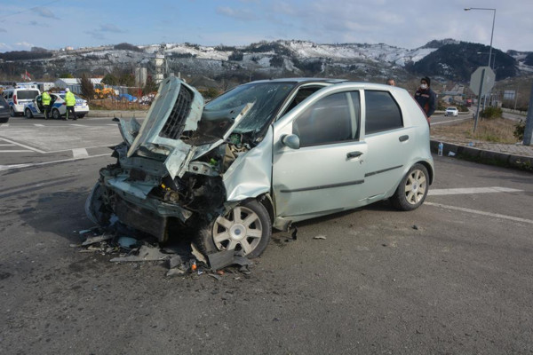 Ordu'da feci kaza! Otomobil ile kamyon çarpıştı: Yaralılar var - Resim: 0