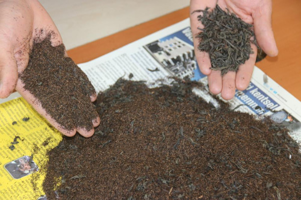 Pes dedirten sahtekarlık! 100 TL'ye satılan çay paketlerinin içinden bakın ne çıktı - Resim: 0