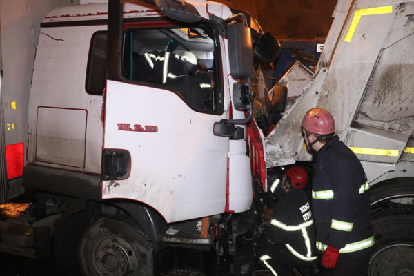 Kocaeli TEM Otoyolu'nda feci kaza! 3 kamyon birbirine girdi: Araç içinde sıkıştı - Resim: 1
