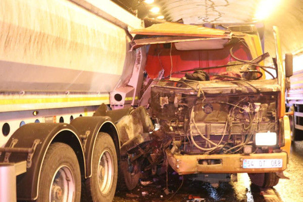 Kocaeli TEM Otoyolu'nda feci kaza! 3 kamyon birbirine girdi: Araç içinde sıkıştı - Resim: 0