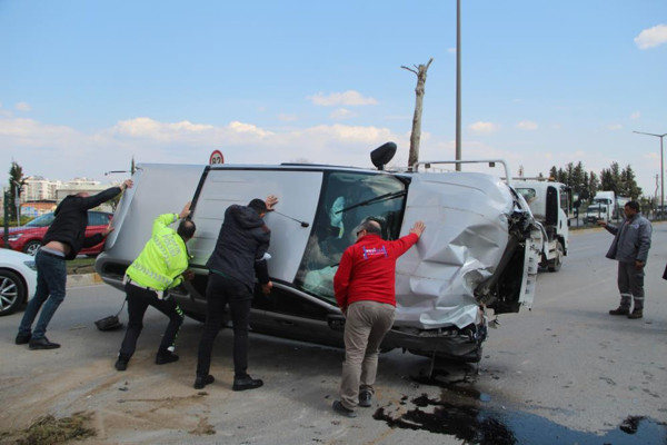 Antalya'da kamyonet bir anda bariyerlere çarptı sonra yan yattı! Uzun araç kuyruğu oluştu - Resim: 0
