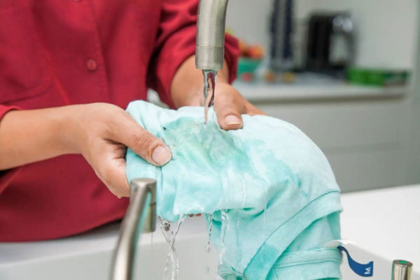 Elbisenizdeki çamaşır suyu lekelerini bu yöntem sayesinde silgi gibi yok edebilirsiniz! İşte çamaşır suyu çıkarma yöntemleri - Resim: 1