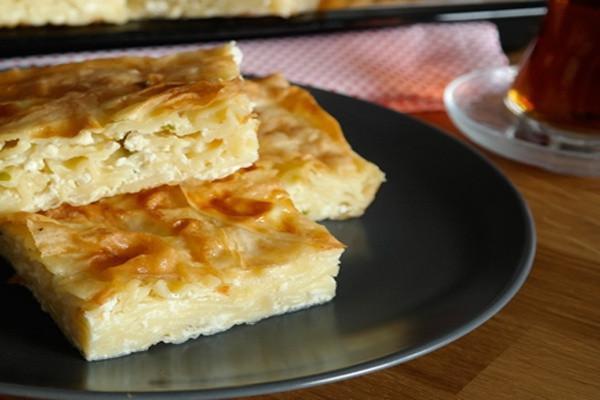 Eşiniz gidip gelip fırına bakacak! İşte sabırsızlandıran makarnalı yalancı su böreği tarifi - Resim: 0