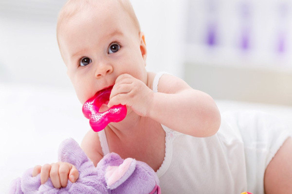 Bebeklerde diş çıkarırken zorluk yaşamasın! Diş kaşınmasına iyi gelen yöntemler - Resim: 0