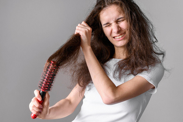 Herkes rastgele yapıyor ama çok önemli! Saç taramanın böyle olması gerekiyor - Resim: 0