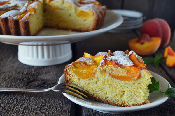 Komşunuz kokusunu duyup kapınıza dayanacak! Bu şeftali kekini yiyen, tarifini istemeden edemeyecek - Resim: 0