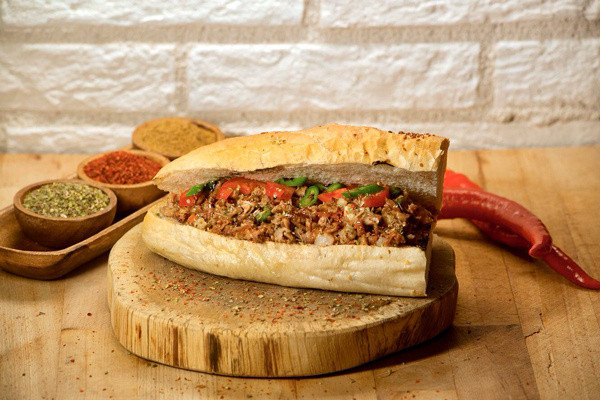 Kokoreç ustalarını bile kıskandıran evde kokoreç tarifi! Deneyen bir daha hazır almak istemiyor - Resim: 0