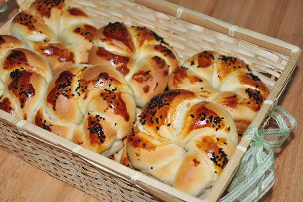 Kahvaltı sofralarınızın vazgeçilmezi olacak! Pastane usulü tel tel zeytinli açma tarifi - Resim: 0