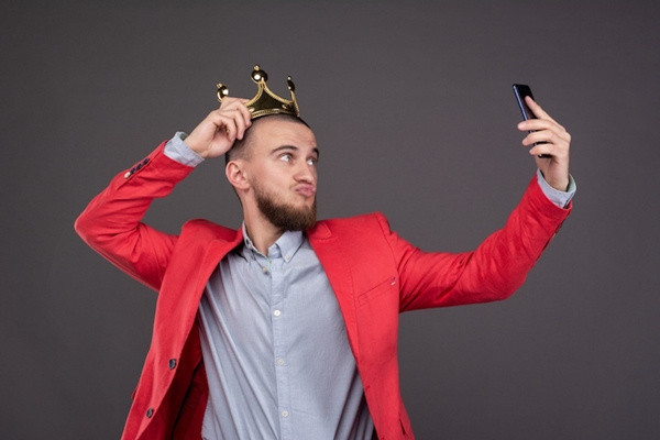 Dünyanın kendi etrafında döndüğünü sananlar dikkat! Narsist insanların en belirgin özellikleri - Resim: 1