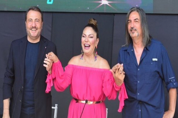 İzel, sahnede aniden fenalaşıp yere yığıldı! O anlar saniye saniye kameralara yansıdı - Resim: 0