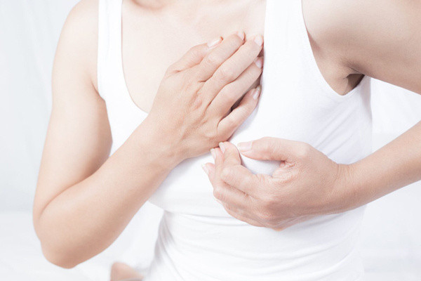 Göğsünüzde ağrı ve dolgunluk varsa dikkat! Memede dolgunluk hissi ve duyulan ağrının sebebi açıklandı - Resim: 0