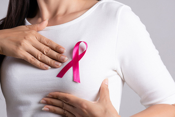 Göğsünüzde ağrı ve dolgunluk varsa dikkat! Memede dolgunluk hissi ve duyulan ağrının sebebi açıklandı - Resim: 1