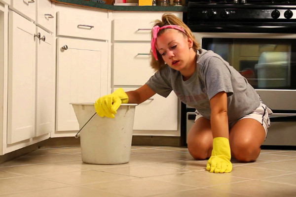 Temizlik yaparken sakın bezleri sıkmayın! Bu hata bakın nelere neden oluyor - Resim: 1