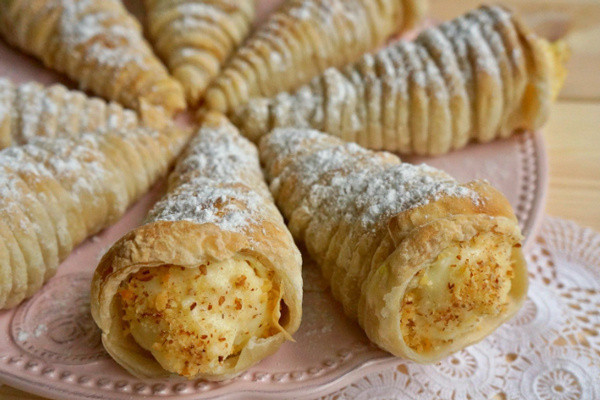 Pastane vitrinlerini süsleyen lezzet! Torpil pasta tarifi bir ısırıkta kremasıyla cezbediyor - Resim: 0