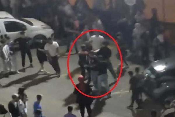 Edis ve Gazapizm konserinde tekmeler havada uçuştu! Konser alanı savaş alanına döndü - Resim: 1