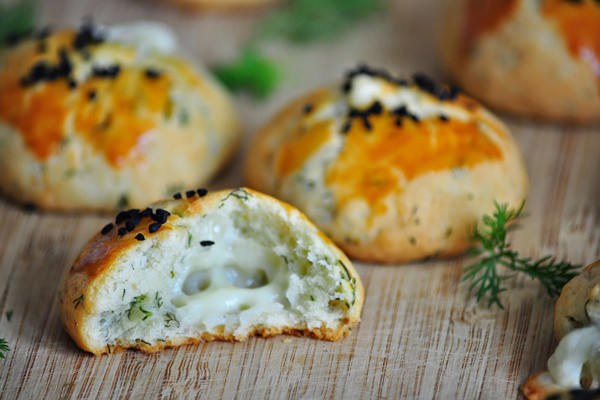 Kahvaltı sofralarınızın vazgeçilmezi olmaya geliyor! Enfes dereotlu poğaça tarifini aklınıza kazıyacaksınız - Resim: 0