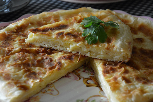 2 yufkayla börek olur mu demeyin! Su böreği tadında tava böreği parmak yediriyor - Resim: 0