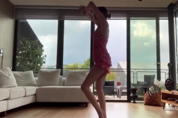 Oyuncu Melis Sezen, nefes kesen o dansıyla sosyal medyayı salladı! İç çamaşırının görünmesine aldırış etmedi - Resim: 2