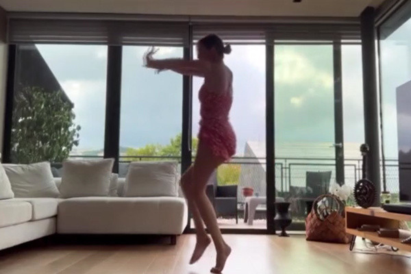Oyuncu Melis Sezen, nefes kesen o dansıyla sosyal medyayı salladı! İç çamaşırının görünmesine aldırış etmedi - Resim: 3