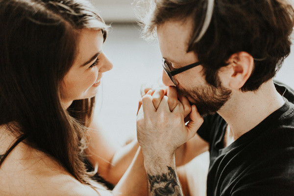 Soğuk ve mesafeli duran başak burcunun bu yüzünü hiç görmediniz! Başak burcu erkeği aşık olduğunda bunları yapıyor - Resim: 0