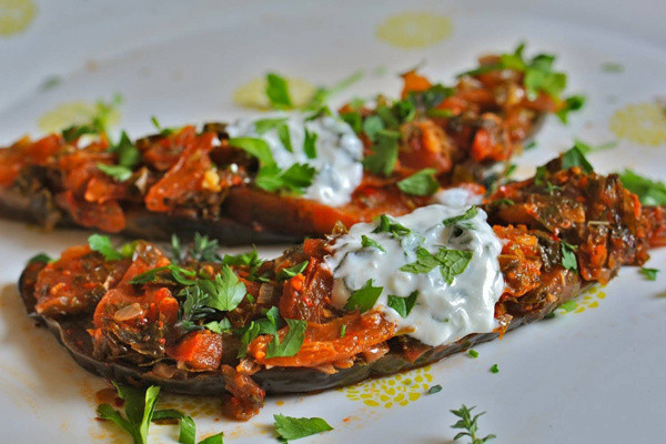 İmam bayıldı, siz de bayılacaksınız! Yerken parmaklarınızı da yiyeceğiniz imam bayıldı tarifi - Resim: 0