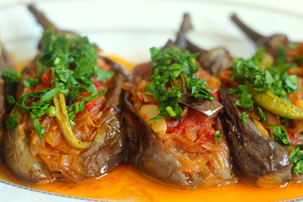 İmam bayıldı, siz de bayılacaksınız! Yerken parmaklarınızı da yiyeceğiniz imam bayıldı tarifi - Resim: 1