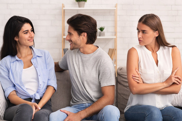 Biriyle flört ederken asla bunları yapmayın! Bu davranışlar soğutuyor - Resim: 2