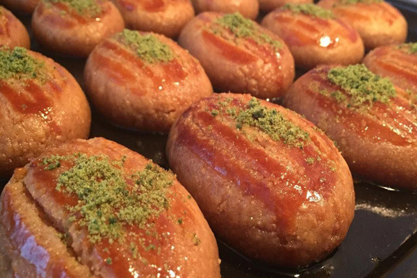 Bunun yiyenin ağzından bal damlıyor! Herkesin bayılacağı pastane usulü şekerpare tarifi - Resim: 1