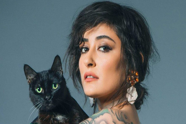 Melek Mosso yine yaptı yapacağını! Makas aldı, sahnenin ortasında saçlarını kesmeye başladı: Sebebini öğrenenler şok oldu - Resim: 0