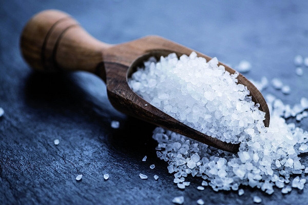 Yemeğin tadına bakmadan tuz dökenlere kötü haber! Bu hastalık an meselesi - Resim: 1