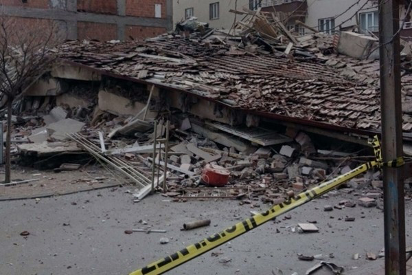 Yozgat'da 5 katlı apartman çöktü - Resim: 1