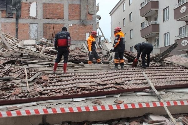 Yozgat'da 5 katlı apartman çöktü - Resim: 2