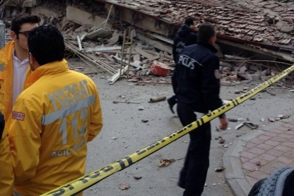 Yozgat'da 5 katlı apartman çöktü - Resim: 3